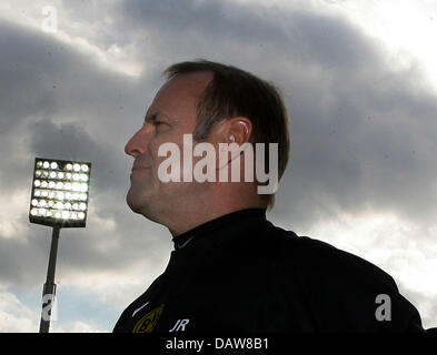 Dortmund head coach Juergen Roeber nella foto durante la partita della Bundesliga VfL Bochum v BVB Borussia Dortmund lo stadio della Ruhr di Bochum, Germania, sabato, 10 marzo 2007. Foto: Achim Scheidemann (ATTENZIONE: periodo di bloccaggio! Il DFL permette l'ulteriore utilizzazione delle immagini nella IPTV, servizi di telefonia mobile e altre nuove tecnologie non prima di 2 ore dopo la fine del tappetino Foto Stock