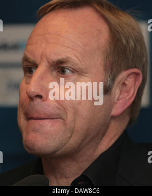 Dortmund head coach Juergen Roeber morde il suo labbro in occasione di una conferenza stampa dopo la partita della Bundesliga VfL Bochum v BVB Borussia Dortmund lo stadio della Ruhr di Bochum, Germania, sabato, 10 marzo 2007. Bochum sconfigge Dortmund 2-0 così le cose sembrano non troppo buona per Roeber per mantenere il suo posto di lavoro. Foto: Achim Scheidemann (ATTENZIONE: periodo di bloccaggio! Il DFL permette l'ulteriore utilizzazione del p Foto Stock