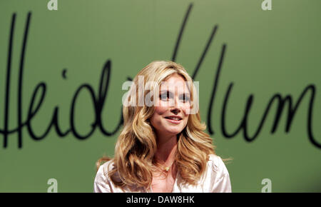 Il tedesco top model Heidi Klum è raffigurato nel corso di una conferenza stampa al castello di Bensberg in Bergisch Gladbach, Germania, lunedì 12 marzo 2007. Tedesco cura dei capelli - produttore di merci Schwarzkopf e Klum concordato una partnership commerciale per promuovere la società shampoo 'Drei Wetter Taft'. La Schwarzkopf è un sub-azienda internazionale di prodotti domestici società Henkel KGaA. Foto: Rolf Vennenber Foto Stock