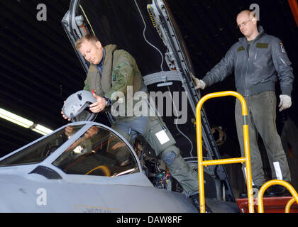 Alexander pilota S. (L) di "Aufklaerungsgeschwader 51 Immelmann' entra nella cabina di pilotaggio di un Tornado fighter bomber piano a Jagel airbase in Germania, martedì, 13 marzo 2007. Il Tornado verrà distribuita su una missione Recce a sostegno di altri NATO truppe ISAF in Afghanistan meridionale. Foto: Wulf Pfeiffer Foto Stock