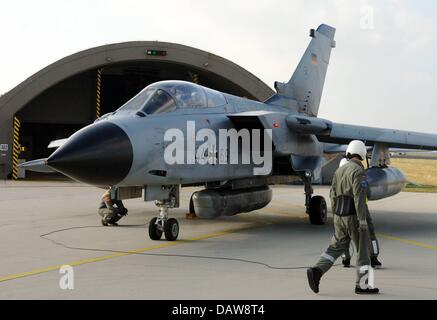 Un tornado di 'Aufklaerungsgeschwader 51 Immelmann' viene preparato per il decollo a fronte dei suoi hangar Jagel airbase in Germania, martedì, 13 marzo 2007. Il Tornado verrà distribuita su una missione Recce a sostegno di altri NATO truppe ISAF in Afghanistan meridionale. Foto: Wulf Pfeiffer Foto Stock