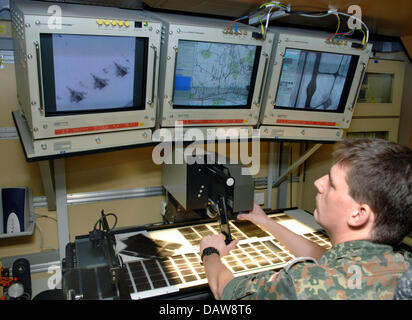 Un soldato di 'Aufklaerungsgeschwader 51 Immelmann' analizza le foto aeree a Jagel airbase in Germania, martedì, 13 marzo 2007. Sei tedeschi Tornados verrà distribuita su una missione Recce a sostegno di altri NATO truppe ISAF in Afghanistan meridionale. Foto: Wulf Pfeiffer Foto Stock