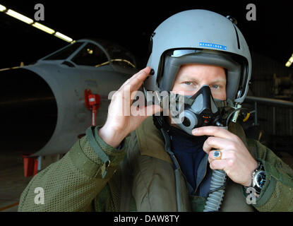 Alexander pilota S. di 'Aufklaerungsgeschwader 51 Immelmann' saluta davanti al suo Tornado fighter bomber piano a Jagel airbase in Germania, martedì, 13 marzo 2007. Sei tedeschi Tornados verrà distribuita su una missione Recce a sostegno di altri NATO truppe ISAF in Afghanistan meridionale. Foto: Wulf Pfeiffer Foto Stock