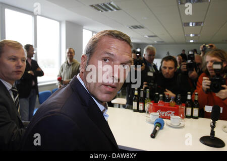 (FILE) - l'immagine mostra Arminia Bielefeld chief executive Roland Kentsch (L) e il club di nuovo allenatore Ernst Middendorp (R) nel corso di una conferenza stampa a Bielefeld, Germania, mercoledì 14 marzo 2007. Middendorp ritorna come successore di Frank Geideck al suo vecchio club con lo scopo di evitare che il club di retrocessione per la Bundesliga seconda divisione. Foto: Friso Gentsch Foto Stock