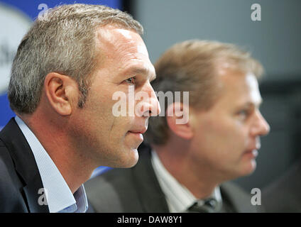 La foto mostra Arminia Bielefeld chief executive Roland Kentsch (R) e il club di nuovo allenatore Ernst Middendorp nel corso di una conferenza stampa a Bielefeld, Germania, mercoledì 14 marzo 2007. Middendorp ritorna come successore di Frank Geideck a Arminia Bielefeld con lo scopo di evitare che il club di retrocessione per la Bundesliga seconda divisione. Foto: Oliver Krato Foto Stock