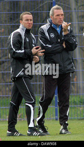 Ernst Middendorp (R), il nuovo allenatore del club della Bundesliga Arminia Bielefeld colloqui con assistente del coach Frank Geideck durante una sessione di formazione di Bielefeld, Germania, Wdnesday, 14 marzo 2007. Foto: Oliver Krato Foto Stock