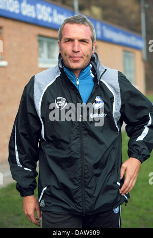 Ernst Middendorp, nuovo allenatore del club della Bundesliga Arminia Bielefeld pone prima della sua prima sessione di formazione in Bielefeld, Germania, Wdnesday, 14 marzo 2007. Il 48 anno-vecchio è Bielefeld il terzo allenatore in questa stagione. Foto: Oliver Krato Foto Stock