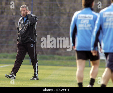 Ernst Middendorp (L), il nuovo allenatore del club della Bundesliga Arminia Bielefeld mostrato con i giocatori in occasione della sua prima sessione di formazione in Bielefeld, Germania, Mercoledì, 14 marzo 2007. Il 48 anno-vecchio è Bielefeld il terzo allenatore in questa stagione. Foto: Oliver Krato Foto Stock