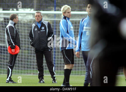 Ernst Middendorp (2a da L), nuovo allenatore del club della Bundesliga Arminia Bielefeld colloqui con assistente del coach Frank Geideck Middendorp durante la prima sessione di formazione in Bielefeld, Germania, Wdnesday, 14 marzo 2007. Foto: Oliver Krato Foto Stock