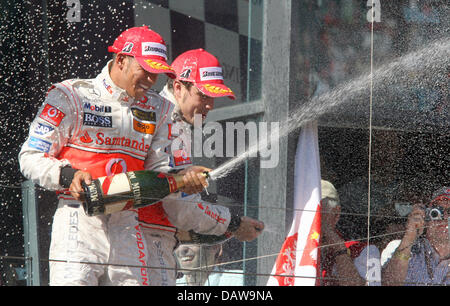 British Formula One rookie Lewis Hamilton (L) della McLaren Mercedes e il suo compagno di squadra spagnolo Fernando Alonso allietare sul podio dopo il 2007 di Formula 1 Australian Grand Prix all'Albert Park Race Track a Melbourne, Australia, domenica 18 marzo 2007. Il finlandese Kimi Raikkonen della Scuderia Ferrari ha vinto davanti a Hamilton e Alonso. Foto: ROLAND WEIHRAUCH Foto Stock