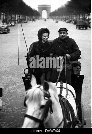 Simon, Simone, 23.4.1910 - 22.2.2005, attrice francese, mezza lunghezza, a Parigi sugli Champs Elysees, 1945, Foto Stock