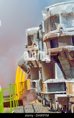 La scoria fusa è versata da una tazza su una piattaforma ferroviaria Foto Stock