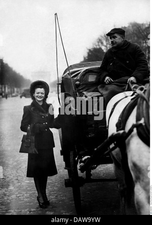 Simon, Simone, 23.4.1910 - 22.2.2005, attrice francese, a Parigi, sugli Champs Elysees, 1945, Foto Stock