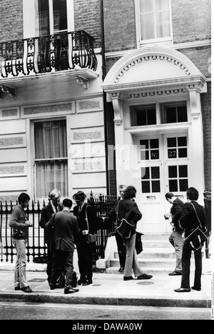 Stampa, fotografi stampa, fotografi stampa, fuori dall'ospedale di Pavone, Rita 'Gianburrasca', * 6.11.1945, cantante italiana, dopo la nascita del figlio Alessandro, Londra, 1969, diritti aggiuntivi-clearences-non disponibili Foto Stock