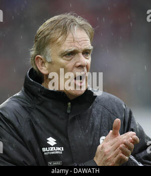 Freiburg head coach Volker Finke mostrato durante la Bundesliga seconda divisione match SC Freiburg v 1.FC Kaiserslautern a Badenova stadium di Friburgo, Germania, Domenica, 18 marzo 2007. Freiburg sconfigge Kaiserslautern 4-1. Foto: Rolf Haid (ATTENZIONE: periodo di bloccaggio! Il DFL permette l'ulteriore utilizzazione delle immagini nella IPTV, servizi di telefonia mobile e altre nuove tecnologie n. e Foto Stock