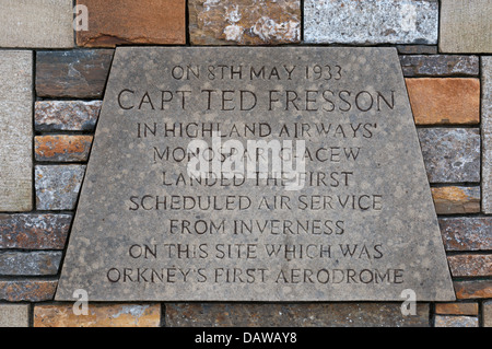 Una lapide presso il sito di Orkney's primo aeroporto nella periferia di Kirkwall registra il volo inaugurale da Capt Ted Fresson, Foto Stock