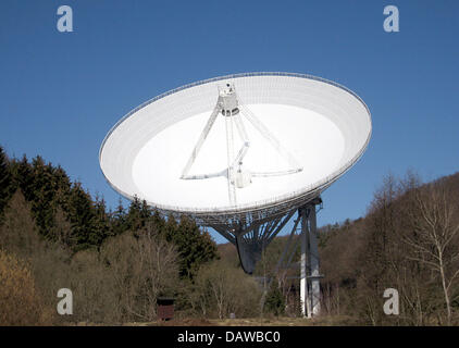 La foto mostra il radiotelescopio del Max Planck Institute per la radioastronomia in Effelsberg vicino a Bad Muenstereifel, Germania, lunedì 12 marzo 2007. Il diametro del telescopio è di circa 100m. Foto: Franz-Peter Tschauner Foto Stock