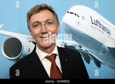 Lufthansa AG CEO Wolfgang Mayrhuber Sorrisi durante una conferenza stampa a aeroporto di Francoforte am Main, Germania, giovedì, 22 marzo 2007. Mayrhuber ha parlato ai giornalisti circa le possibilità di successo Airbus A380 test voli da Francoforte a New York e viceversa. Il più grande del mondo aereo commerciale A380 realizzato un quasi-passeggero completo trans-atlantico il volo di ritorno da New York con alcuni 429 passeggeri. Foto Stock