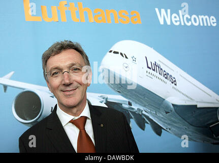 Lufthansa AG CEO Wolfgang Mayrhuber Sorrisi durante una conferenza stampa a aeroporto di Francoforte am Main, Germania, giovedì, 22 marzo 2007. Mayrhuber ha parlato ai giornalisti circa le possibilità di successo Airbus A380 test voli da Francoforte a New York e viceversa. Il più grande del mondo aereo commerciale A380 realizzato un quasi-passeggero completo trans-atlantico il volo di ritorno da New York con alcuni 429 passeggeri. Foto Stock