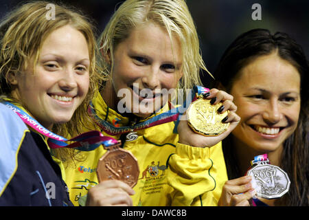 Nuotatore australiana Leisel Jones (C, d'oro), US Tara Kirk (L, argento) e l'Ucraino Anna Khlistunova sorriso con le loro medaglie conquistate a Donne 100m a rana del XII Campionati del Mondo di nuoto FINA a Melbourne, Australia, Martedì, 27 marzo 2007. Foto: Bernd Thissen Foto Stock