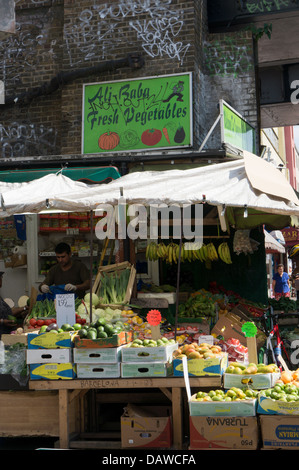 Ali Baba Ortaggi freschi in stallo in Rye Lane, Peckham. Foto Stock