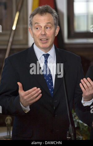 Il Primo Ministro britannico Tony Blair parla ai giornalisti all'interno del Osnabrueck City Hall, Germania, domenica 25 marzo 2007. Su invito di Hans-Gert Porttering, il Presidente del Parlamento europeo, Blair ha pagato una breve sosta a Osnabrueck sul suo modo home dal vertice di Berlino. Foto: Friso Gentsch Foto Stock