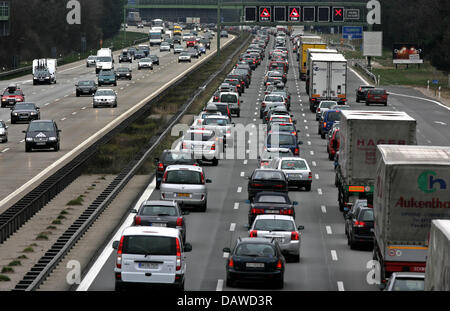 Vetture jam sulla autostrada A8 nei pressi di Monaco di Baviera, in Germania, sabato, 31 marzo 2007. L'inizio delle vacanze di Pasqua ha causato il traffico pesante su strada della Baviera. Foto: Andreas Gebert Foto Stock