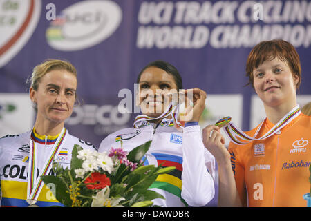 Yumari cubano Gonzalez Valdivieso (C) sorrisi in tra il connazionale Maria Luisa Calle Williams (L) e l'olandese Adrie Visser durante la premiazione dopo la donna Scratch finale di gara a UCI via del campionato del mondo di ciclismo in Palma de Mallorca, Spagna, Sabato, 31 marzo 2007. Valdivieso aggraffata la medaglia d'oro davanti al secondo posto la Williams e terzo posto Visser. Foto: Joh Foto Stock