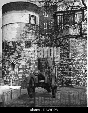 Geografia / viaggio, Gran Bretagna, Londra, città, edifici, Torre, vista esterna, Torre di Byward, Cannon, anni 50, diritti aggiuntivi-clearences-non disponibile Foto Stock
