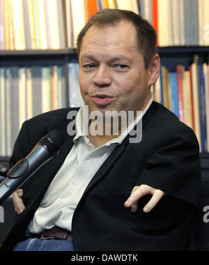 Stella tedesca baritono Thomas Quasthoff mostrata durante una conversazione con i bambini su musica classica al 'Kulturkaufhaus Dussmann" di Berlino, Martedì, 3 aprile 2007. Foto: Peer Grimm Foto Stock