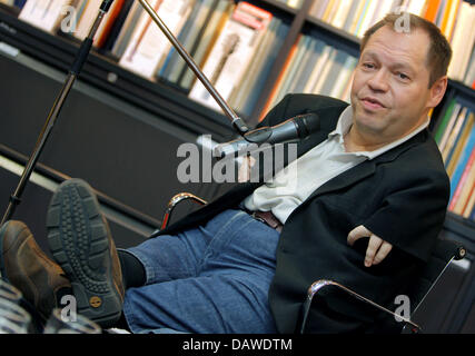 Stella tedesca baritono Thomas Quasthoff mostrata durante una conversazione con i bambini su musica classica al 'Kulturkaufhaus Dussmann" di Berlino, Martedì, 3 aprile 2007. Foto: Peer Grimm Foto Stock