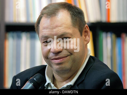 Stella tedesca baritono Thomas Quasthoff mostrata durante una conversazione con i bambini su musica classica al 'Kulturkaufhaus Dussmann" di Berlino, Martedì, 3 aprile 2007. Foto: Peer Grimm Foto Stock