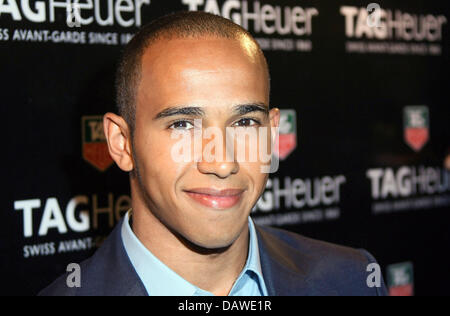 British pilota di Formula Uno Lewis Hamilton della McLaren Mercedes F1 Team è raffigurato durante un evento di uno dei suoi team di sponsor di Kuala Lumpur in Malesia, mercoledì 04 aprile 2007. Il Gran Premio di Formula Uno della Malaysia si svolgerà sul circuito di Sepang vicino a Kuala Lumpur il Domenica, 08 aprile 2007. Foto: Jens BUETTNER Foto Stock