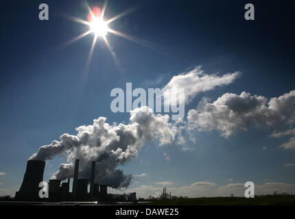 Il fumo emerge dalle torri di raffreddamento della RWE brown impianto alimentato a carbone Niederaussem, Germania, Mercoledì, 04 aprile 2007. Secondo la fondazione ambiente WWF (World Wide Fund for Nature) otto dei dieci più inquinanti impianti di potenza della Germania sono alimentate con carbone marrone. Gruppo energetico RWE calcola una riduzione annuale di milioni di tonnellate di biossido di carbonio quando le apparecchiature Foto Stock