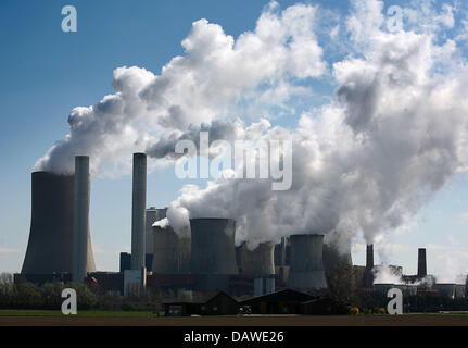 Il fumo emerge dalle torri di raffreddamento della RWE brown impianto alimentato a carbone Niederaussem, Germania, Mercoledì, 04 aprile 2007. Secondo la fondazione ambiente WWF (World Wide Fund for Nature) otto dei dieci più inquinanti impianti di potenza della Germania sono alimentate con carbone marrone. Gruppo energetico RWE calcola una riduzione annuale di milioni di tonnellate di biossido di carbonio quando le apparecchiature Foto Stock