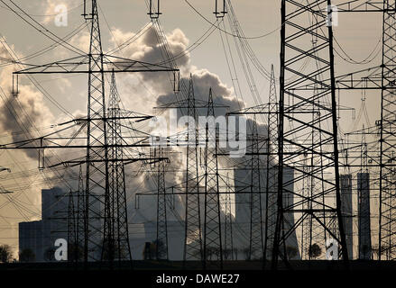 Il fumo emerge dalle torri di raffreddamento della RWE brown impianto alimentato a carbone Niederaussem, Germania, Mercoledì, 04 aprile 2007. Secondo la fondazione ambiente WWF (World Wide Fund for Nature) otto dei dieci più inquinanti impianti di potenza della Germania sono alimentate con carbone marrone. Gruppo energetico RWE calcola una riduzione annuale di milioni di tonnellate di biossido di carbonio quando le apparecchiature Foto Stock