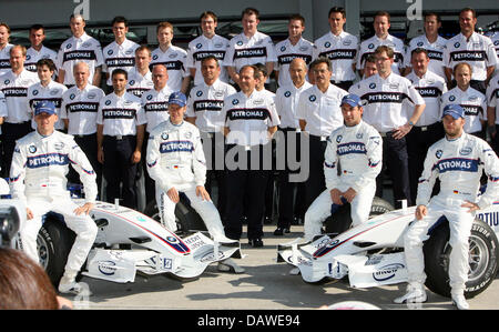 (Fila anteriore L-R) la BMW Sauber piloti polacco pilota di Formula Uno Robert Kubica, test di tedesco piloti Sebastian Vettel e Timo Glock e tedesco di Formula One driver Nick Heidfeld pongono durante la foto chiamata sulla pit lane del circuito di Sepang vicino a Kuala Lumpur, Malayisa, Venerdì 06 Aprile 2007. Formula 1 Gran Premio di Malesia si svolgerà sul circuito di Sepang vicino a Kuala Lumpur Foto Stock