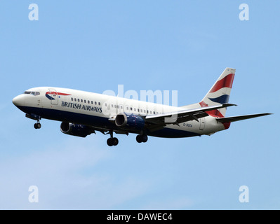 Il Boeing 737-436 G-DOCA della British Airways è un aereo di linea commerciale, visto all'aeroporto Schiphol di Amsterdam. Questo aereo fa parte della famiglia Boeing 737, nota per la sua efficienza nei voli a corto e medio raggio. Foto Stock