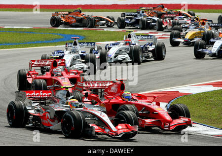 Spagnolo di Formula 1 pilota Fernando (anteriore) Alonso alla McLaren Mercedes assume il brasiliano Felipe Massa (posteriore) della Scuderia Ferrari durante lo start del Gran Premio della Malesia sul circuito di Sepang vicino a Kuala Lumpur, Malesia, domenica 08 aprile 2007. Foto: GERO BRELOER Foto Stock