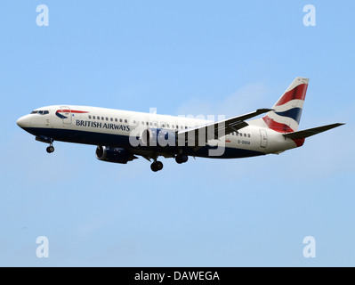 Il Boeing 737-436 della British Airways, immatricolato G-DOCA, è un aereo a fusoliera stretta utilizzato per voli a corto e medio raggio. Questo modello è noto per la sua efficienza del carburante e l'affidabilità nell'aviazione commerciale. Foto Stock