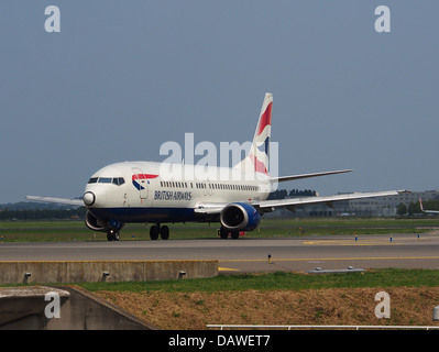 G-DOCG, un Boeing 737-436 della British Airways, con il numero di costruzione (cn) 25408, rullante sulla pista. Questo jet viene utilizzato per voli a corto e medio raggio nella flotta della British Airways. Foto Stock