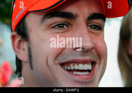 Lo spagnolo pilota di Formula Uno Fernando Alonso alla McLaren Mercedes e due volte campione del mondo nella foto sul circuito di Sepang vicino a Kuala Lumpur, Malesia, Sabato, 07 aprile 2007. Alonso ha vinto l'edizione 2007 della Formula 1 Gran Premio di Malesia. Foto: Jens Buettner Foto Stock