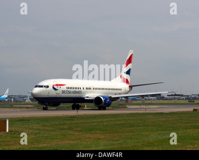 Boeing 737-436 della British Airways, registrazione G-DOCZ, arrivo all'aeroporto Schiphol di Amsterdam. Il Boeing 737-436 è un aeromobile di medio raggio utilizzato per voli a corto e medio raggio. L'aereo è raffigurato durante l'avvicinamento alla pista, preparandosi per l'atterraggio. Foto Stock