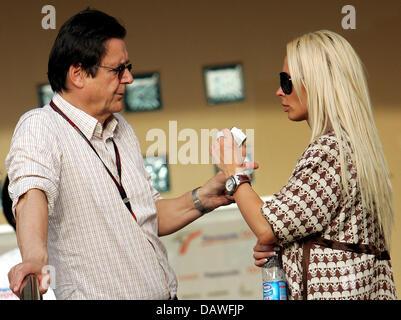 Cora Schumacher (R), moglie di Toyota il tedesco di Formula One driver Ralf Schumacher, parla con il manager austriaco Hans Mahr nel paddock dopo la seconda sessione di prove libere sul circuito di Sakhir vicino a Manama, Bahrein, Venerdì 13 Aprile 2007. 2007 la Formula 1 Gran Premio del Bahrain si svolgerà domenica 15 aprile. Foto: CARMEN JASPERSEN Foto Stock