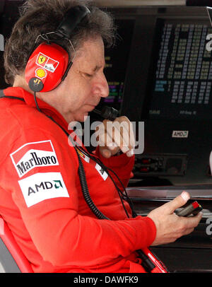 Jean Todt, sportivo francese e il managing director della Scuderia Ferrari, controlla i tempi sul giro al banco controllo durante la terza sessione di prove libere sul circuito di Sakhir vicino a Manama, Bahrein, sabato 14 aprile 2007. 2007 la Formula 1 Gran Premio del Bahrain si svolgerà domenica 15 aprile. Foto: Jens BUETTNER Foto Stock