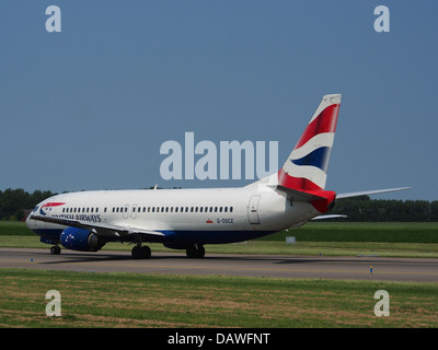 G-DOCZ è un Boeing 737-436 della British Airways, parte della flotta della compagnia aerea. Noto per la sua efficienza e affidabilità, il Boeing 737-436 è un modello popolare nell'aviazione commerciale, ampiamente utilizzato per i voli a corto e medio raggio. Foto Stock
