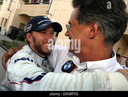 Tedesco di Formula One driver Nick Heidfeld della BMW Sauber (L) abbracci con il tedesco Mario Theissen, direttore Motorsport di BMW, nel paddock dopo 2007 di Formula 1 Gran Premio del Bahrain sul circuito di Sakhir vicino a Manama, Bahrein, domenica 15 aprile 2007. Heidfeld ha corso a un sorprendente quarto posto. Foto: Jens BUETTNER Foto Stock