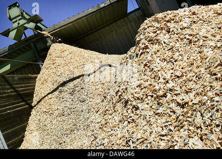 La foto mostra pile di trucioli di legno al mulino di sega Monnheimer in Grasellenbach, Germania, 16 aprile 2007. Oltre a biogas lo Stato federale tedesco di Hesse si focalizza su legno nei suoi sforzi per aumentare l'utilizzo delle fonti di energia rinnovabili. Ogni anno di Hesse boschi forniscono per 9,4 milioni di metri cubi di legname, solo 7,5 dei quali sono attualmente in uso. Foto: Frank può Foto Stock