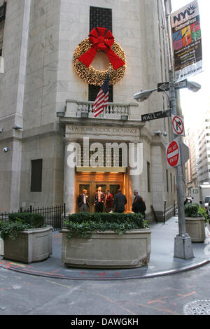 (Dpa) file Brokers stand oustside una porta a Wall Street di New York, NY, Stati Uniti, 07 dicembre 2005. Foto: Alexander Becher Foto Stock