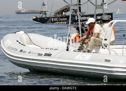 Il personale addetto alla sicurezza della Louis Vuitton Cup regata facente parte della Coppa America pesce mentre in attesa di venti a prelevare Valencia, Spagna, 23 aprile 2007. Una volta di più la regata non poteva essere navigato su 23 Aprile 2007 a causa della inaspettata calma. Foto: Maurizio Gambarini ho Foto Stock